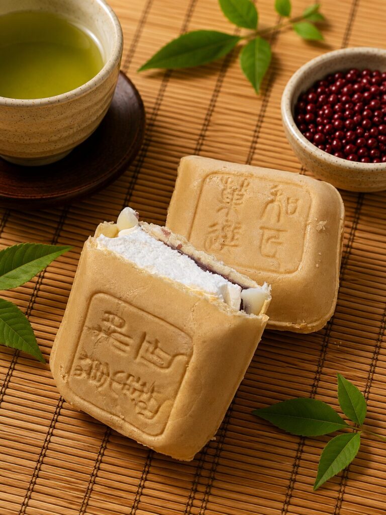 ファミマルプレミアムあずき最中 割った後