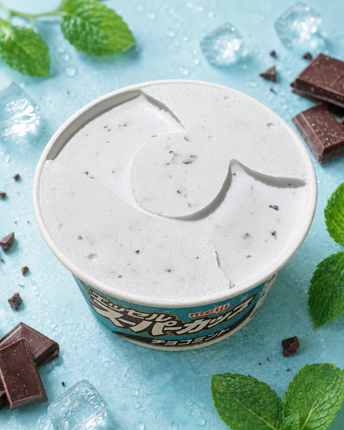 エッセル スーパーカップ チョコミント 開封後。パステルカラーのミントアイス
