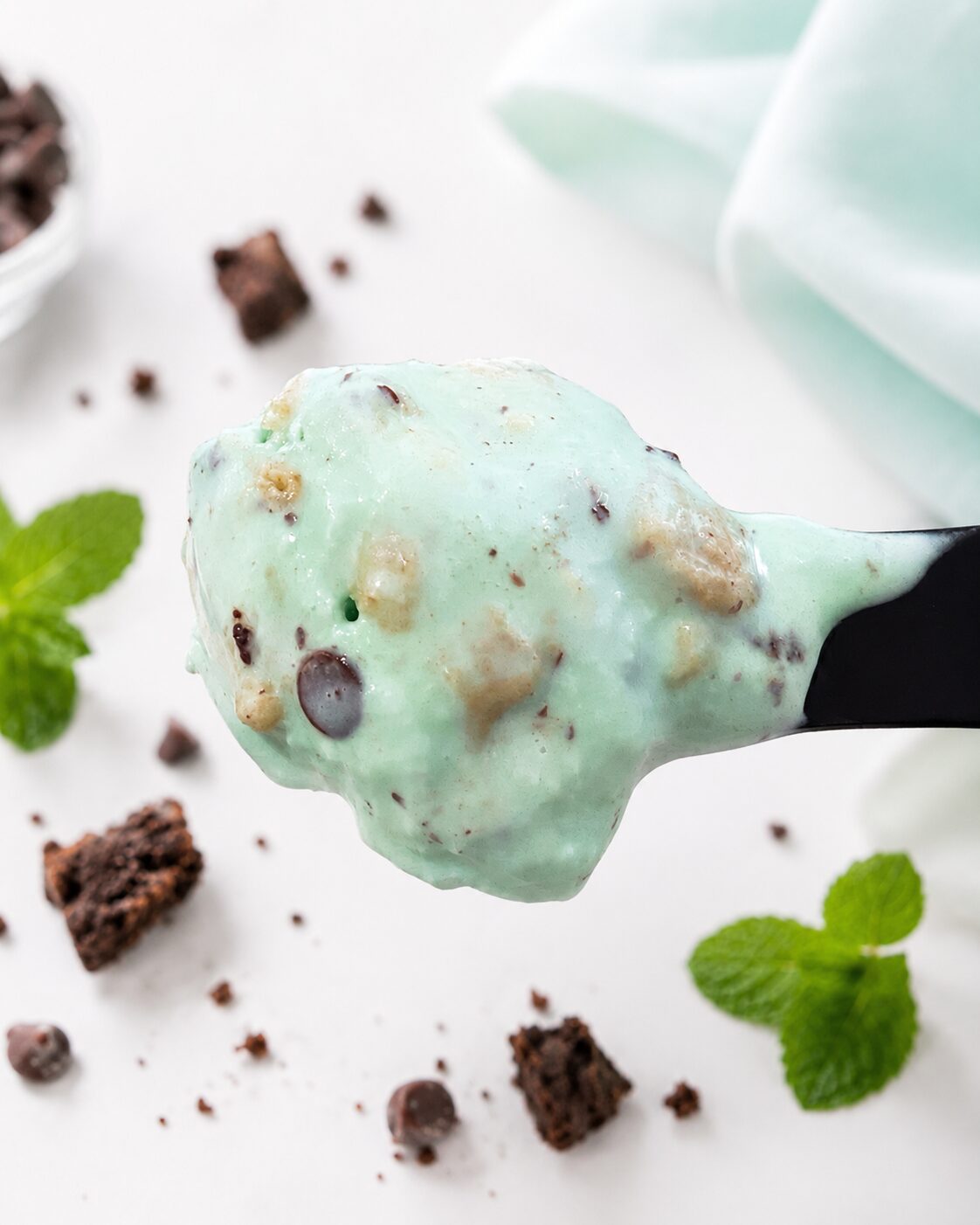 チョコミントクッキーチャムをスプーンですくったところ 薄茶色のチャンクが見える